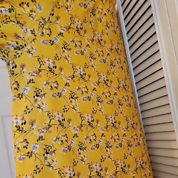 MELLODAY Yellow Gold With White Flowers 3/4 Sleeve Blouse - Like New - Picture 9 of 9